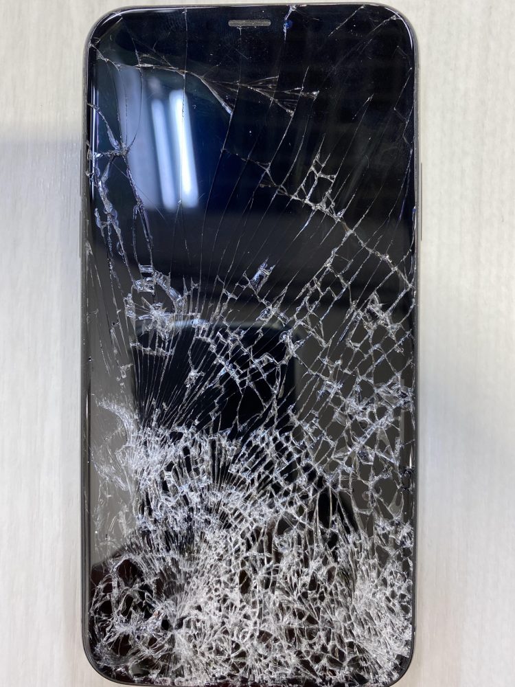 車に踏まれたiphonexはスマップル川崎店に持ち込みください Iphone修理を川崎でお探しの方ならスマップル川崎アゼリア店 Iphone 修理を川崎でお探しの方ならスマップル川崎アゼリア店