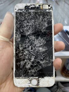 iPhone6s画面修理前　車に轢かれてぐしゃぐしゃになっている