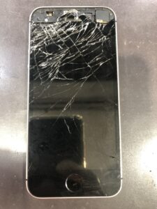 iPhoneSE画面修理前　ガラスが割れてフロントカメラが剥き出しになっている