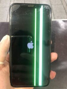iPhoneXS修理前画像 画面に緑の線が入っている