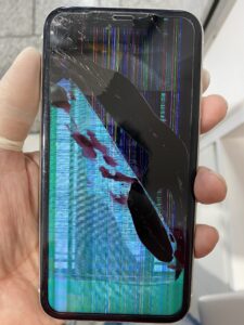 画面修理前のiPhone１１　液晶が漏れて滲んでいる