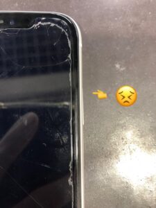 iPhone１１修理前　電源ボタンが陥没して押せなくなっている